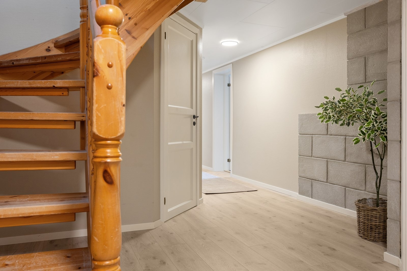 Vi tar trappa og beveger oss ned i kjelleretasjen. Galleribilde