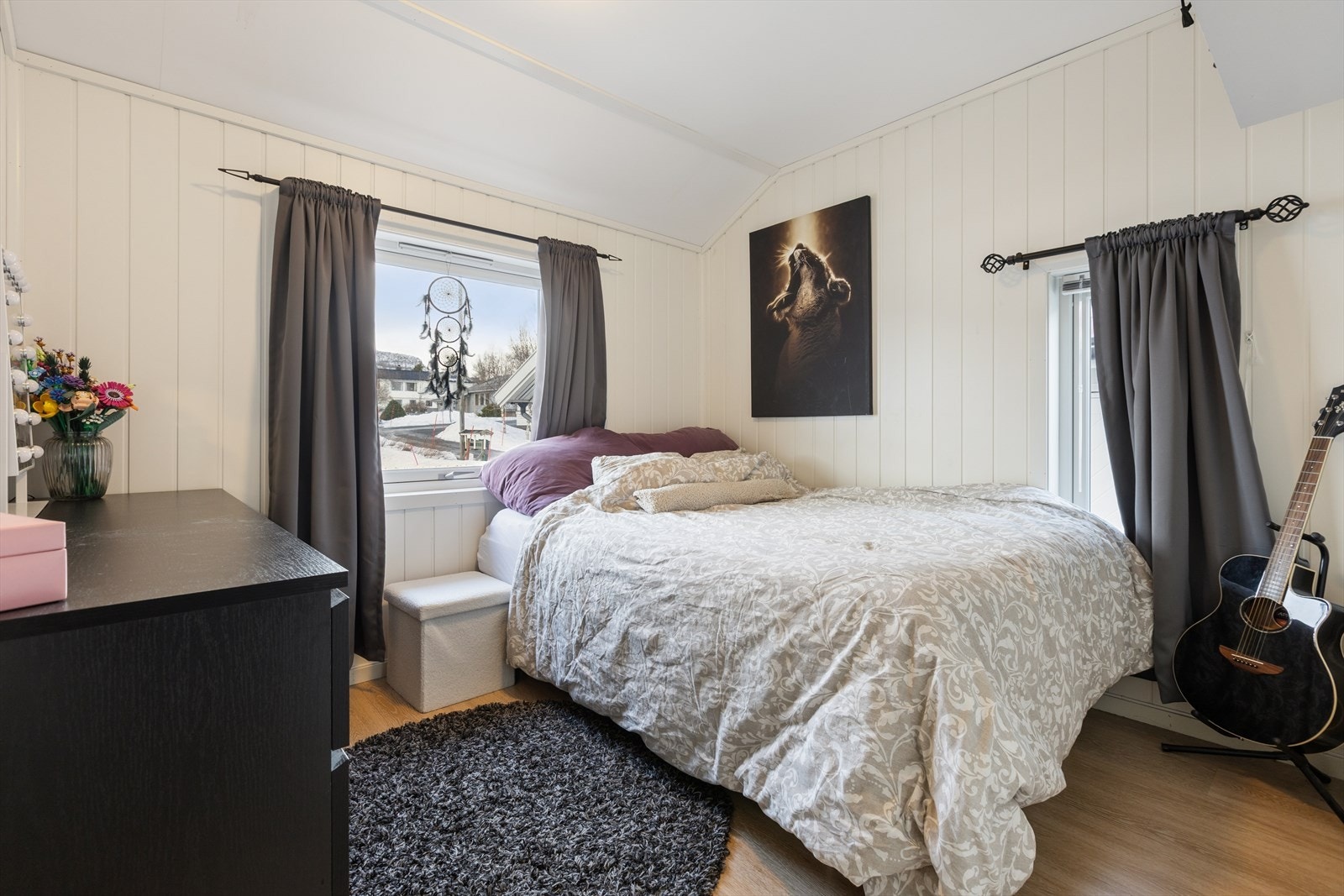 Rom innredet som soverom i leilighet. Galleribilde