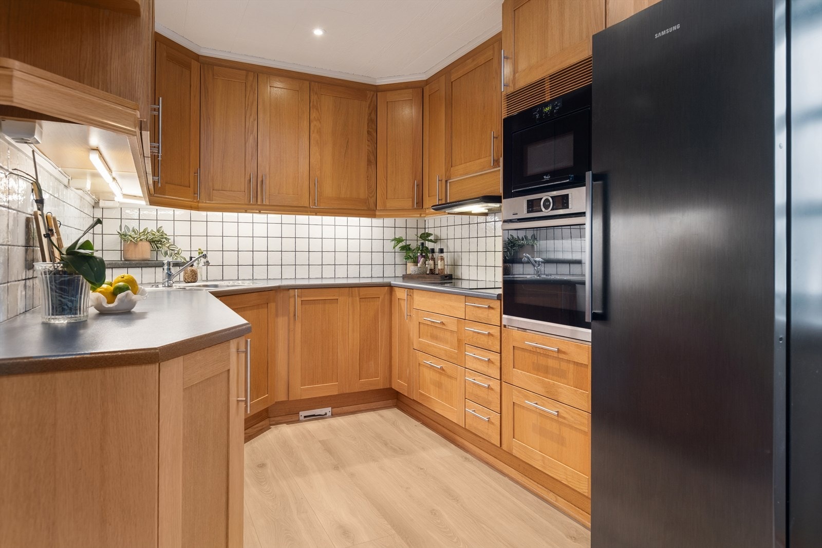 Her har en alt en måtte trenge av skap-, skuff- og benkeplass. Galleribilde