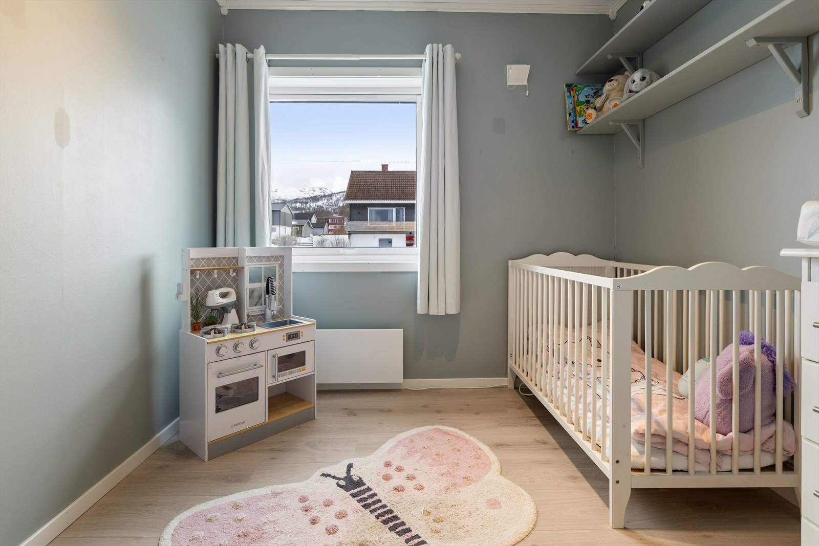 Soverom 2 er noe mindre, men fungerer utmerket som barnerom eller gjesterom. Galleribilde