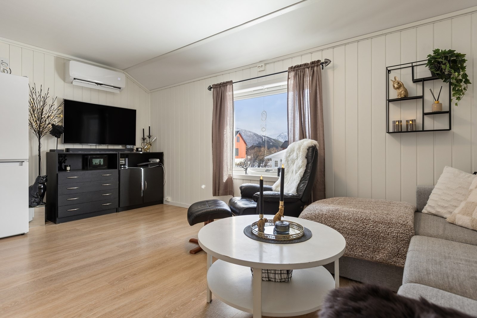 Rom innredet som stue/kjøkken i leilighet. Galleribilde