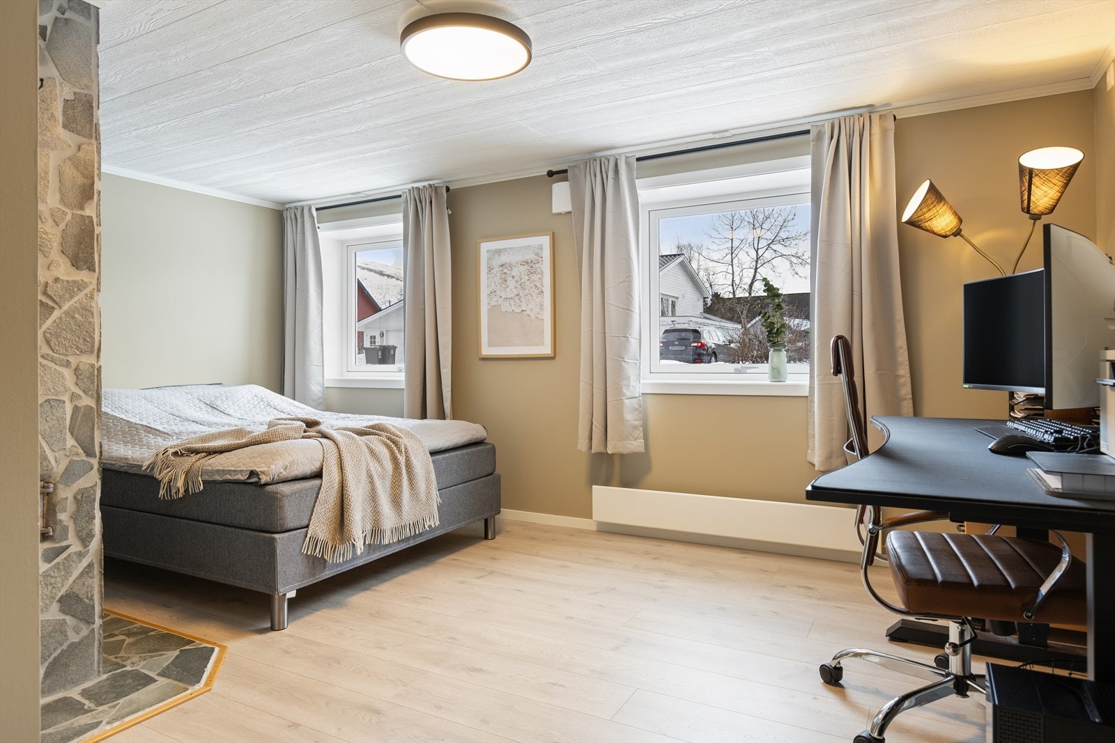 Innredet rom i underetasjen benyttes som soverom og kontor Galleribilde