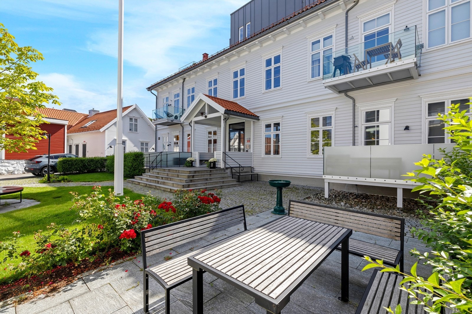 Uteplass på framsiden av sameiet. Galleribilde