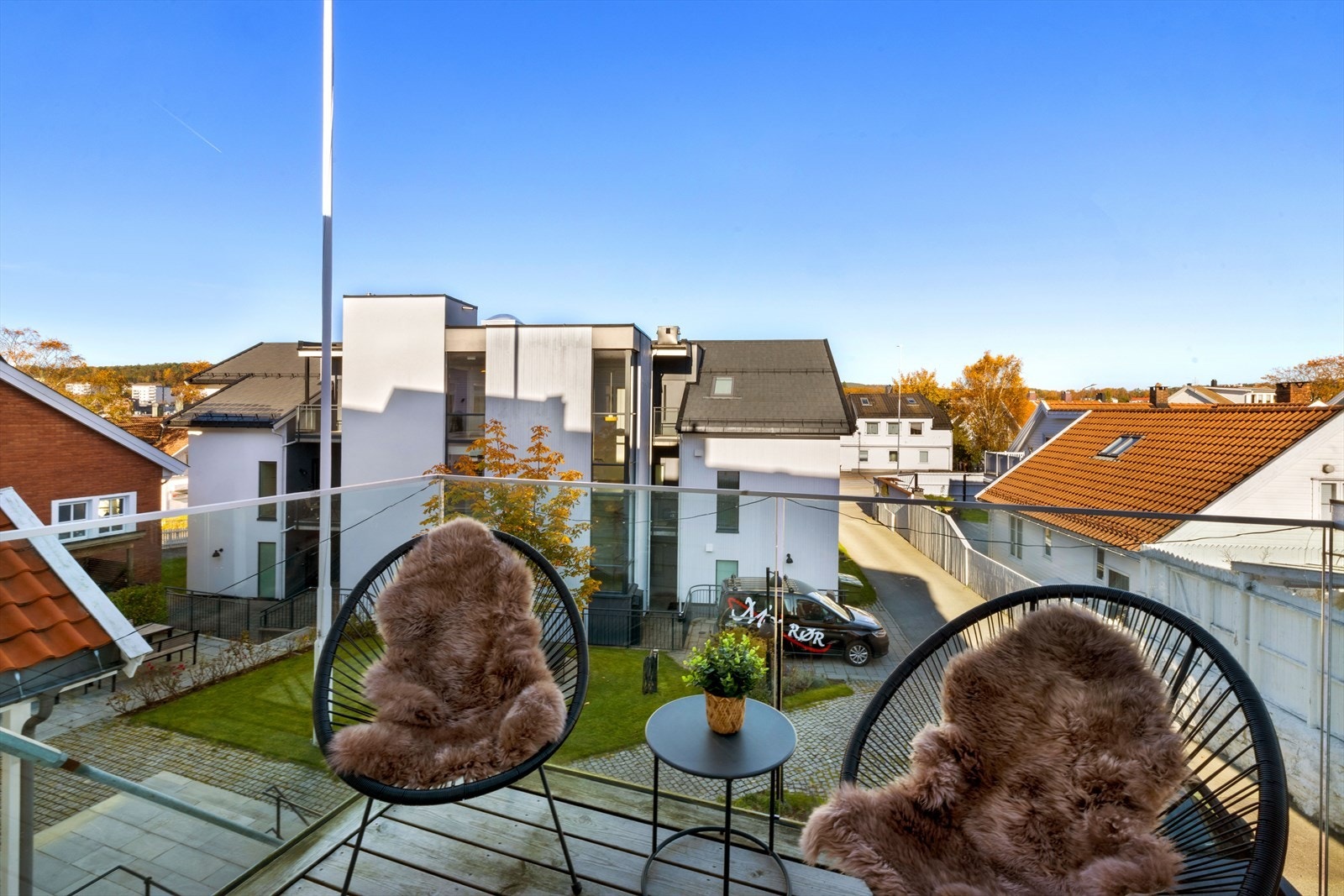Balkongen har sen kveldssol sommerstid. Galleribilde