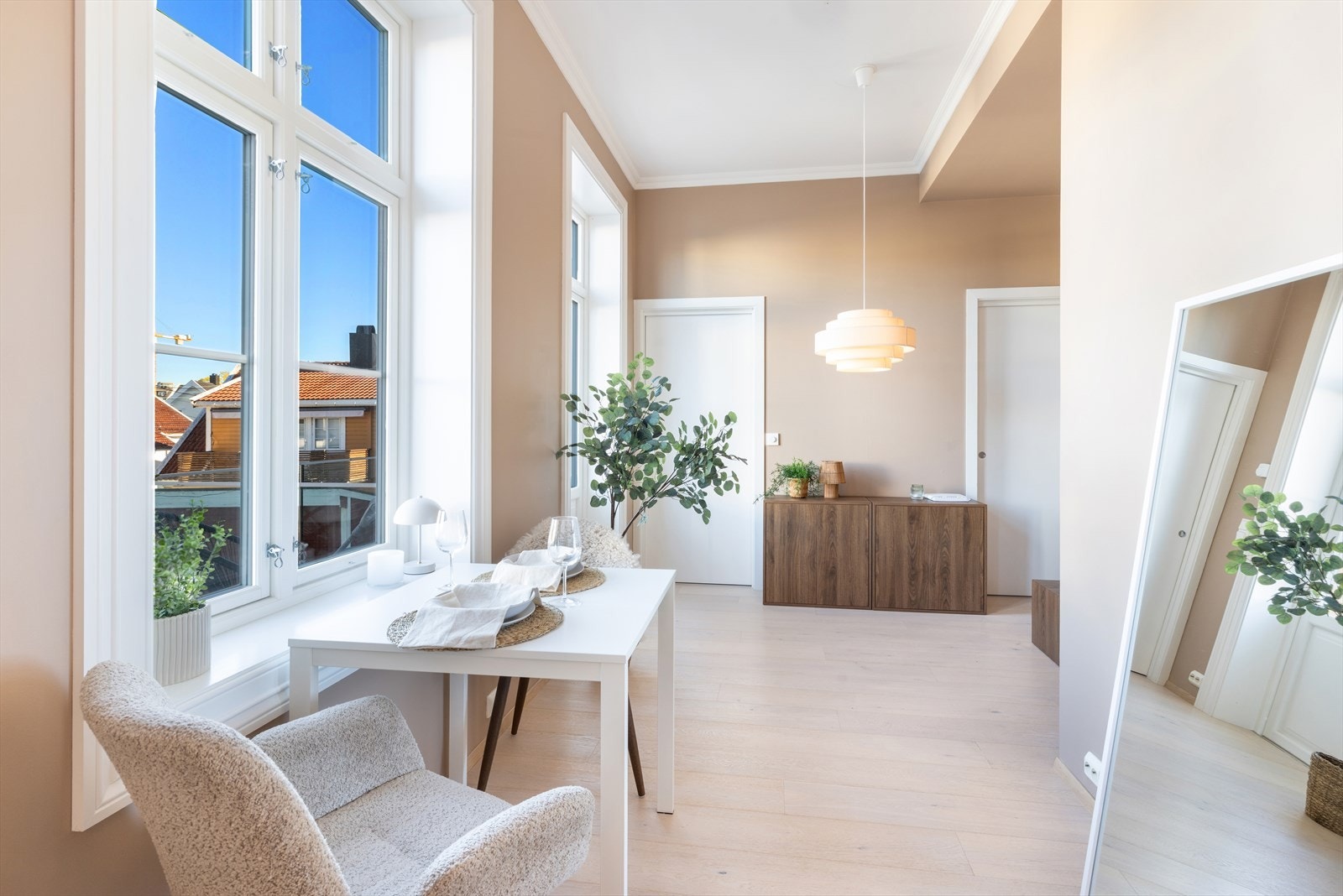Dette er en delikat og pen leilighet med god takhøyde og topp moderne standard. Galleribilde