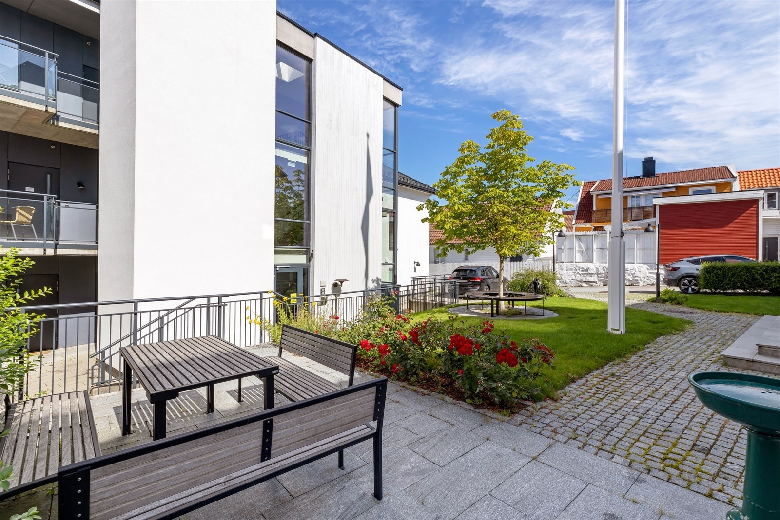 Uteplass på framsiden av sameiet. Galleribilde