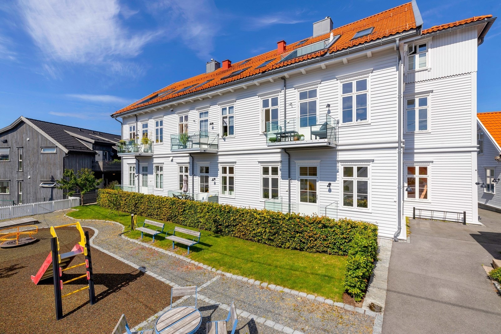 Foran sameiet finner du en hyggelig lekeplass med fastmonterte benker. Galleribilde