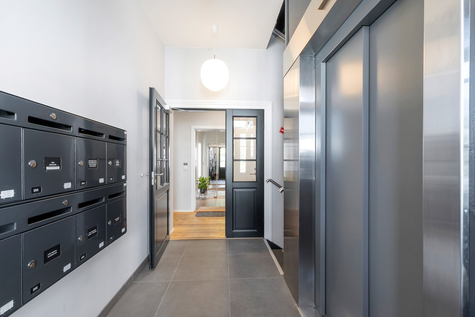 Pent felles inngangsparti. Adkomst via både trapp og heis. Galleribilde