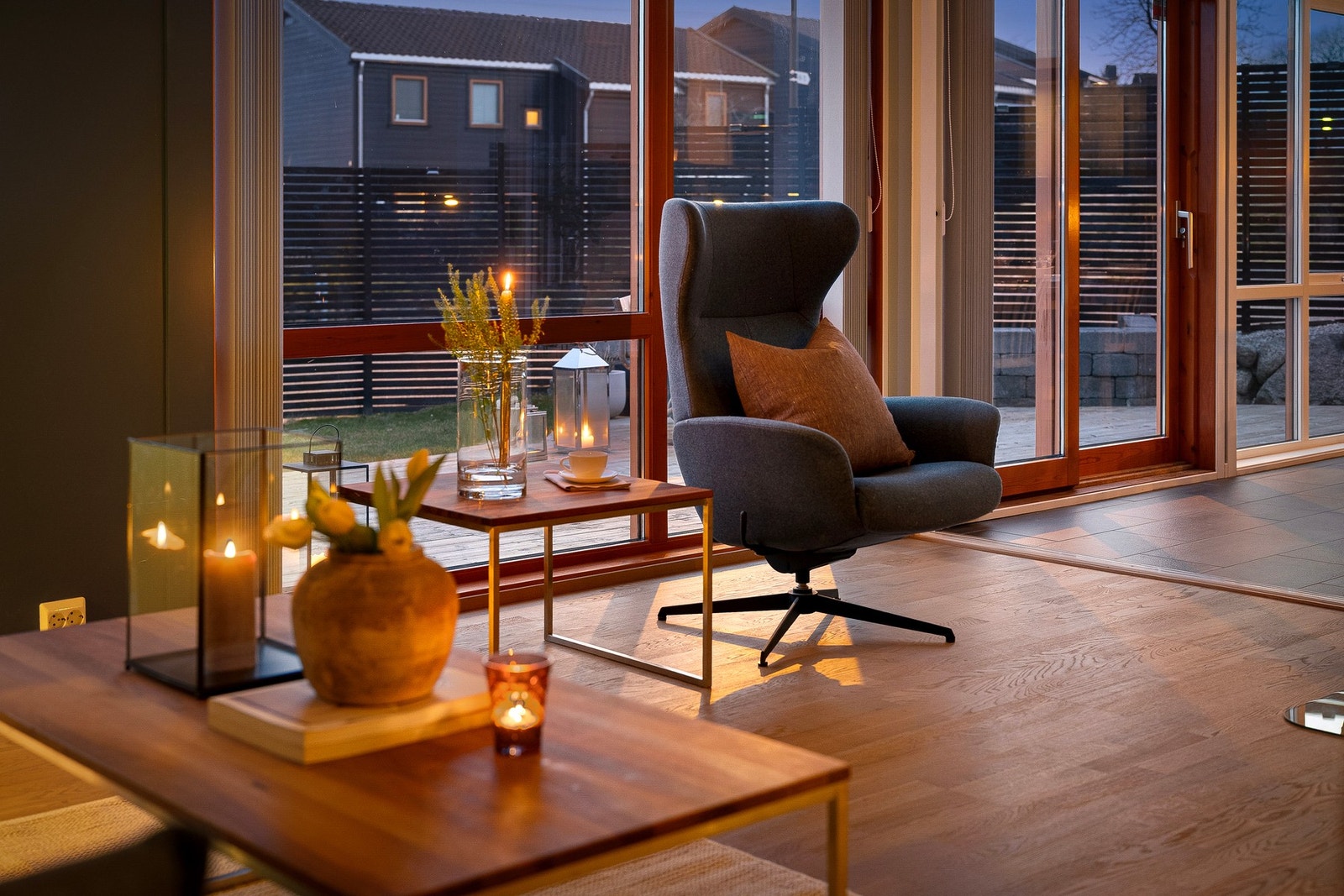 Fra stuen og spisestuen er det direkte utgang til terrassen og hagen, noe som skaper en sømløs overgang mellom inne- og utearealer. Galleribilde