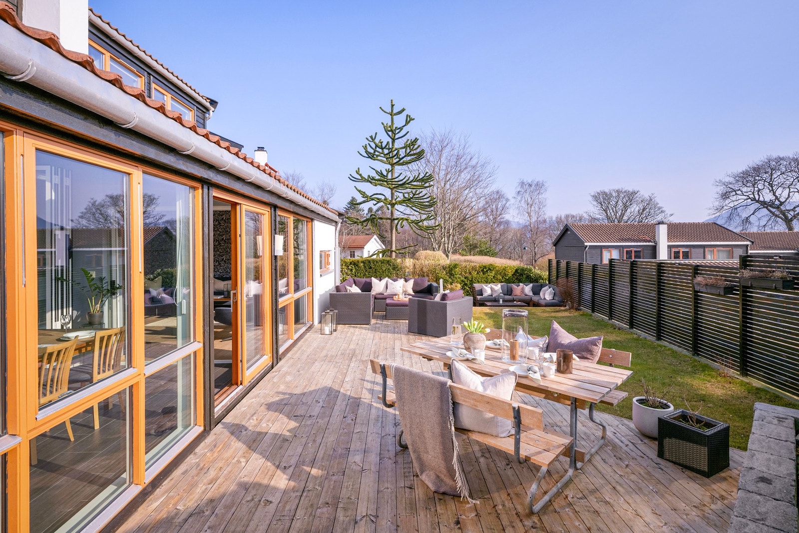 I 2019 ble uteområdet oppgradert med ny plen, nye terrasser og etablering av sitteplass i sørøst hjørne av hagen. Galleribilde