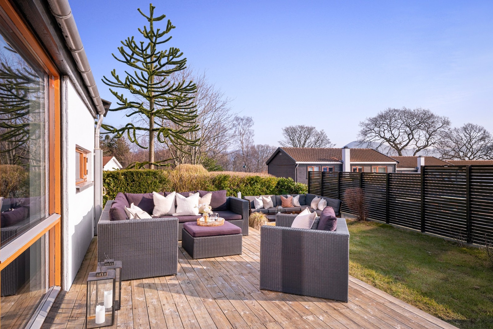 Solforholdene er gode med sol fra morgen til ettermiddag vinterstid og fra morgen til ca. kl. 20 på sommeren. Galleribilde