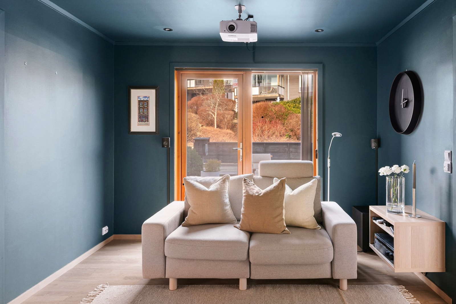 Rommet egner seg godt som en lun og skjermet sone for filmkvelder, avslapning eller som et hyggelig oppholdsrom for barn og ungdom. Galleribilde