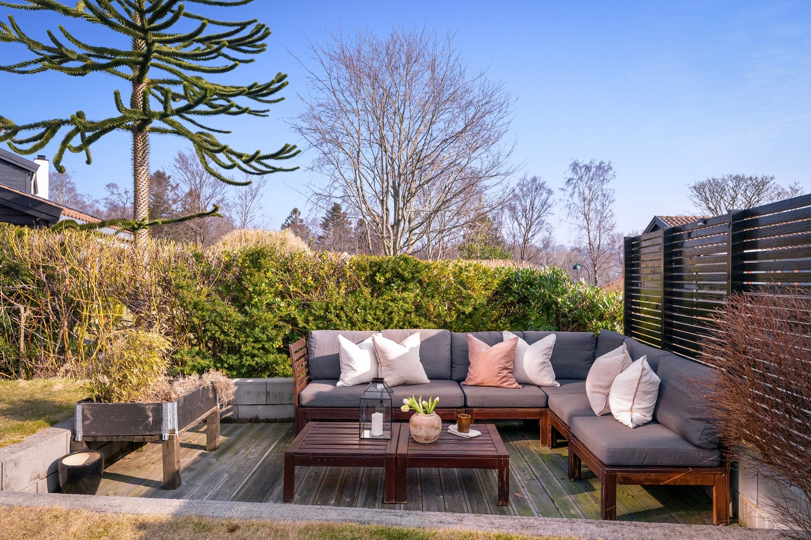 I hagen er det også etablert en hyggelig sitte grop som gir en lun og sosial uteplass. Galleribilde