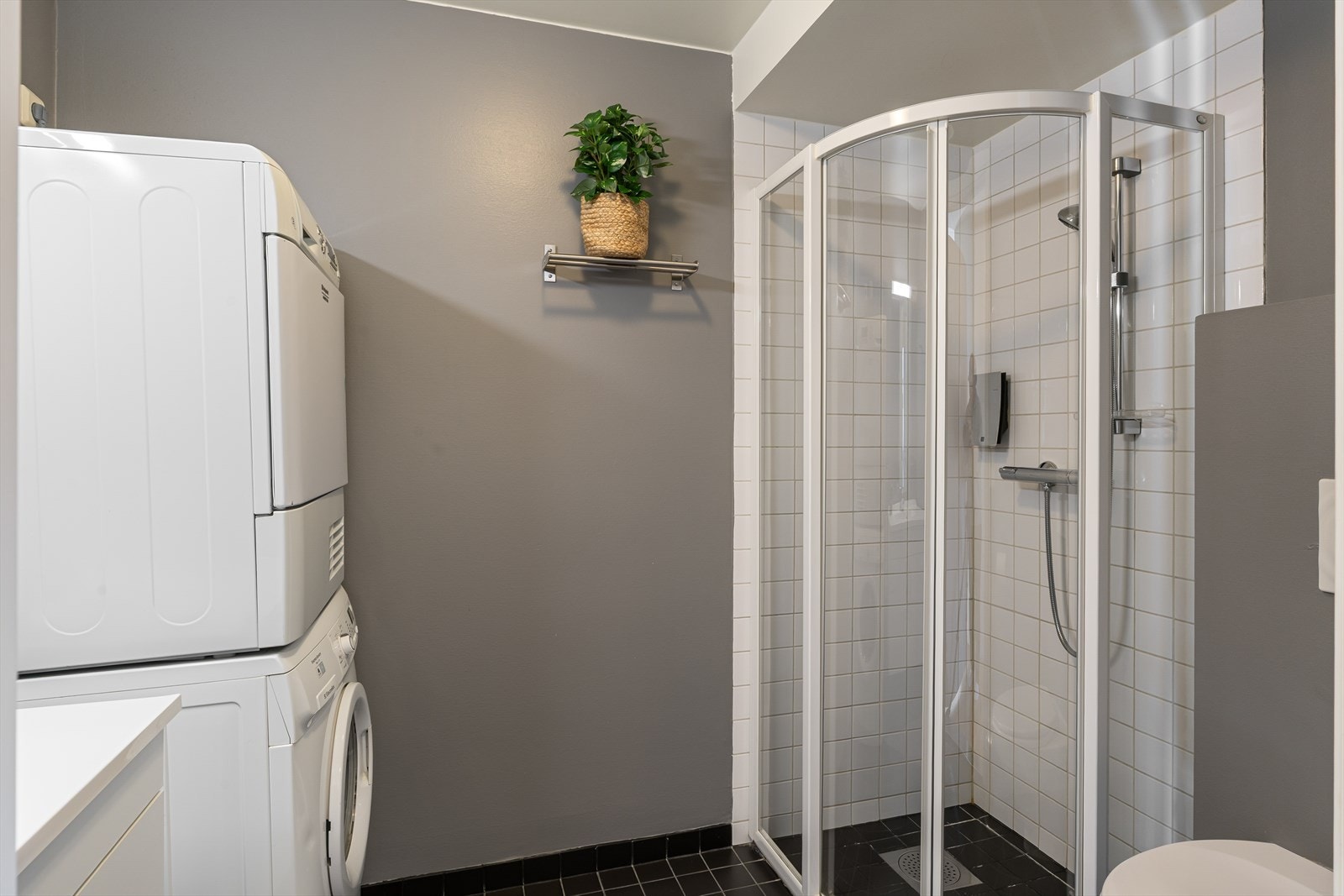 Flislagt bad med gulvvarme, innredet med dusjnisje, WC og vask. Galleribilde