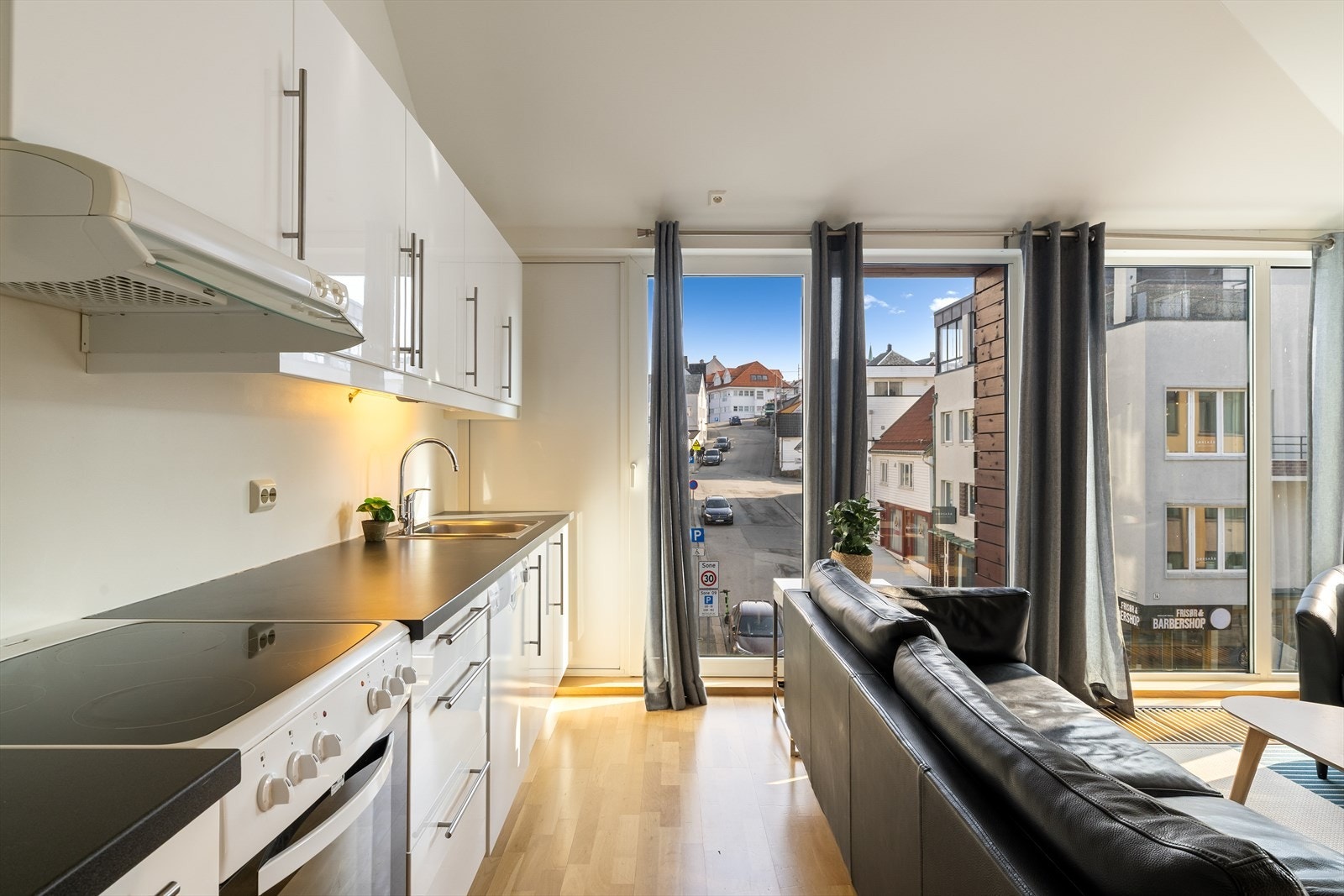 Hvit kjøkkeninnredning i høyglans med integrere hvitevarer Galleribilde