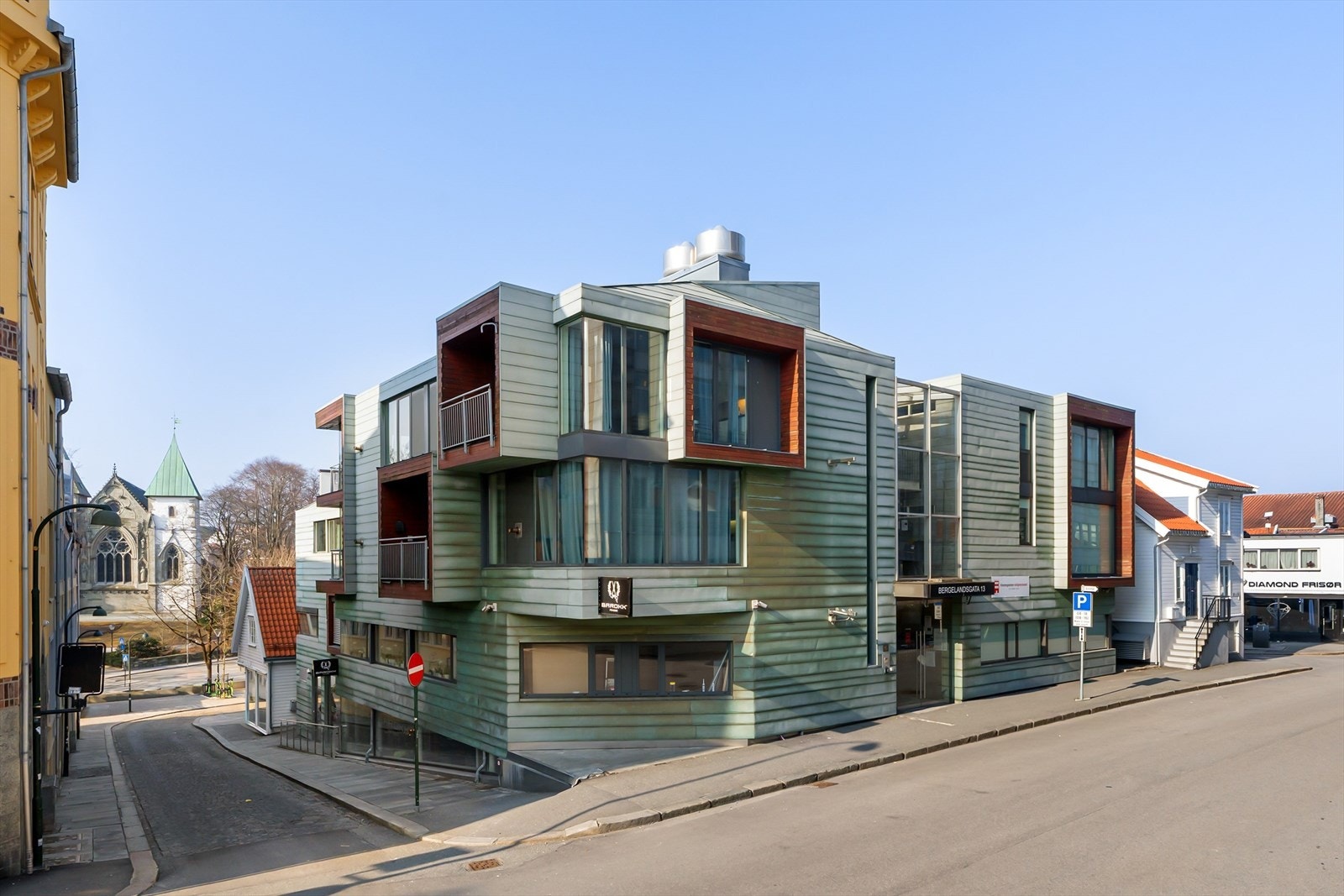 Meget sentral beliggenhet i hjerte av Stavanger sentrum, like ved Breiavannet og Domkirken. Galleribilde