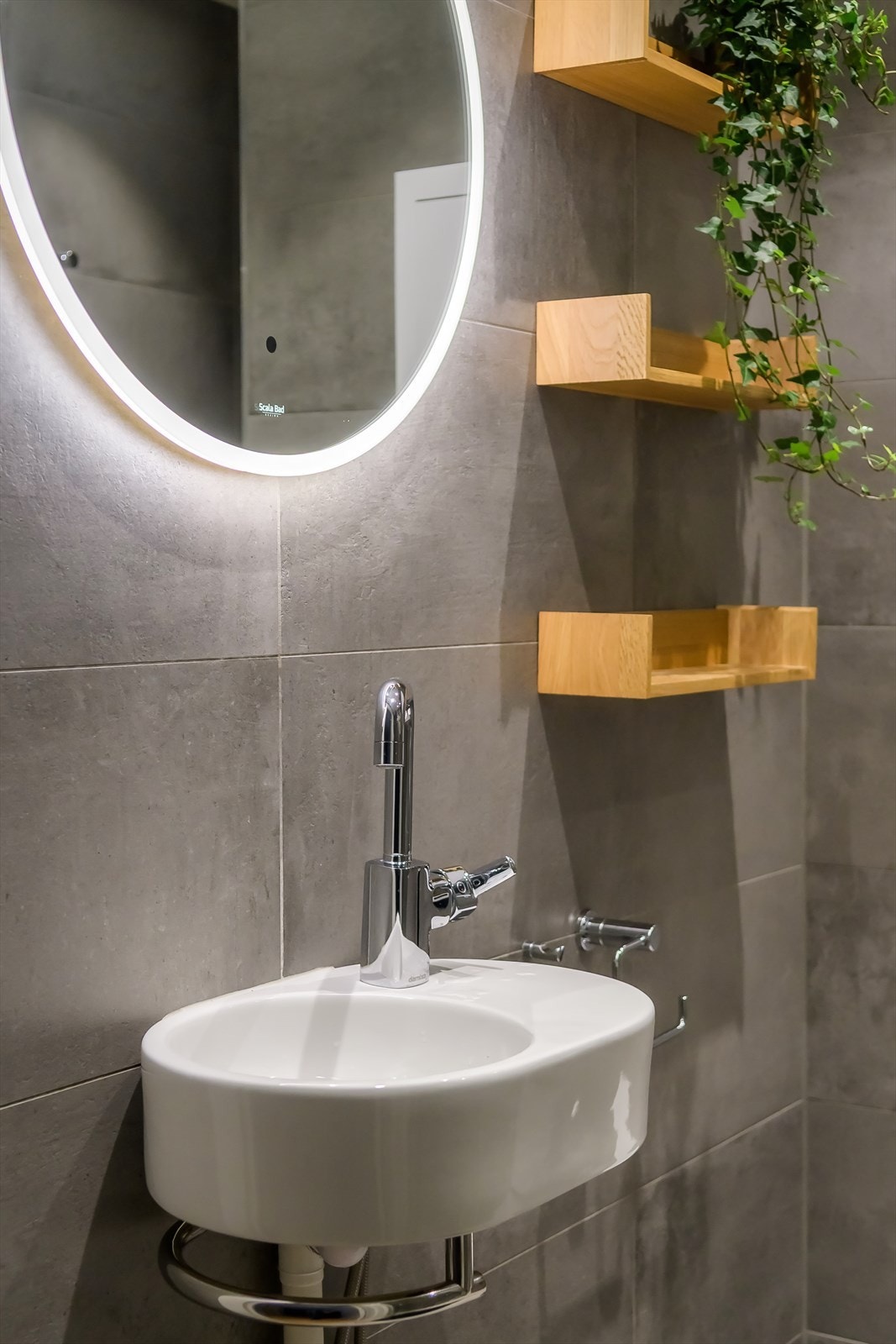 Lekkert speil med belysning og hyller for oppbevaring. Det er også plass til ytterligere oppbevaringsløsning om ønskelig. Galleribilde