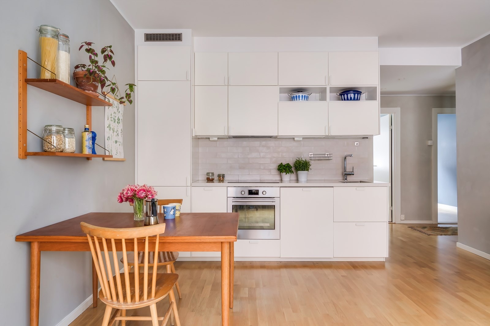 Tidløst kjøkken fra 2018 med alt av hvitevarer integrert. Galleribilde