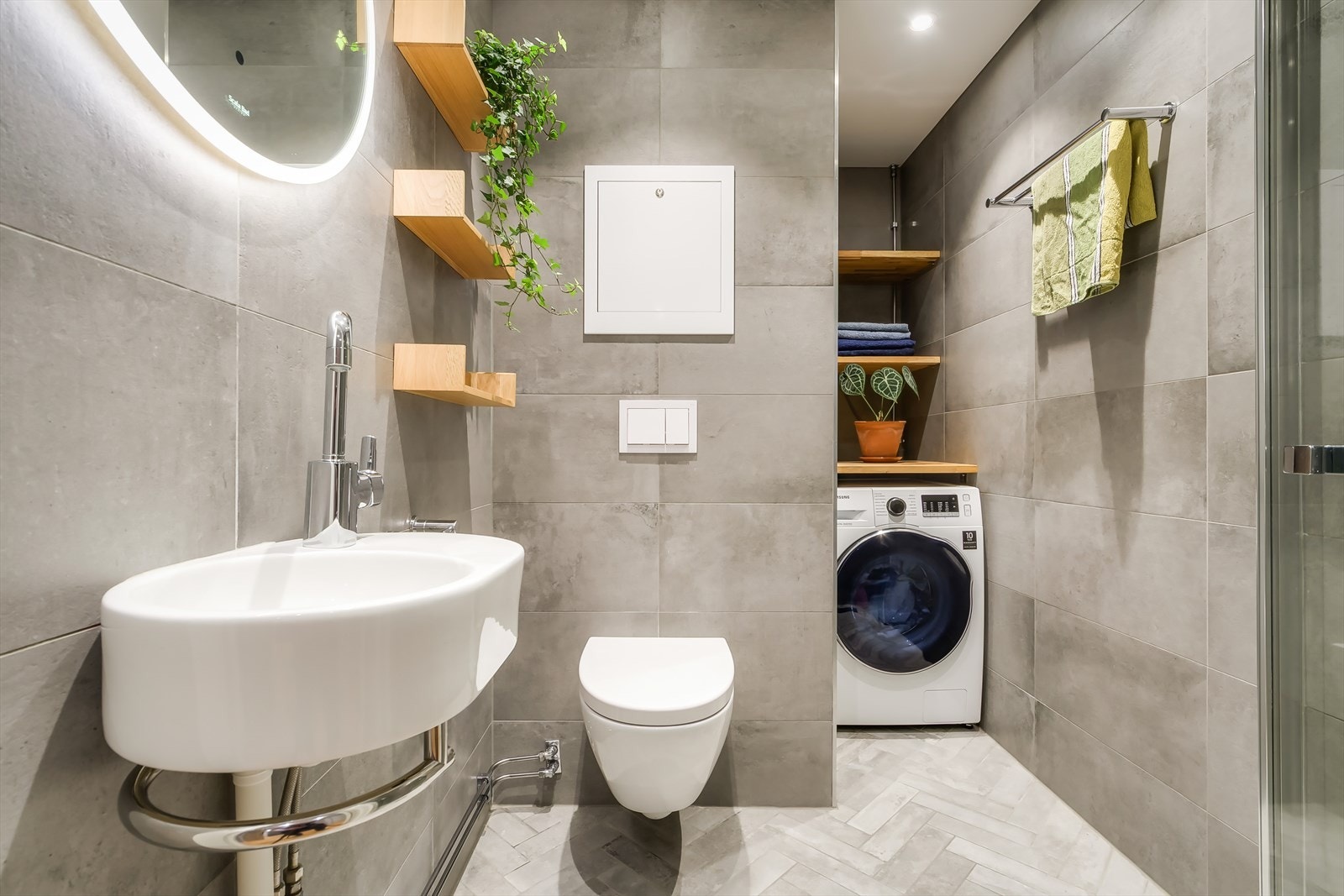 Delikat flislagt bad av god størrelse med fine materialvalg. Galleribilde