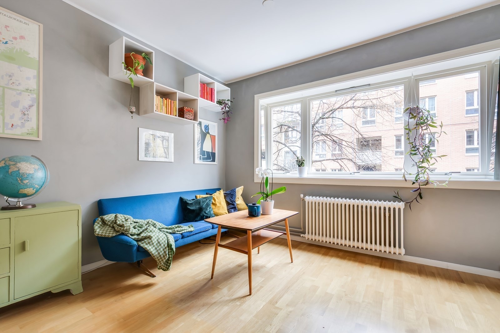 Leiligheten har en åpen stue- og kjøkkenløsning med god takhøyde. Galleribilde