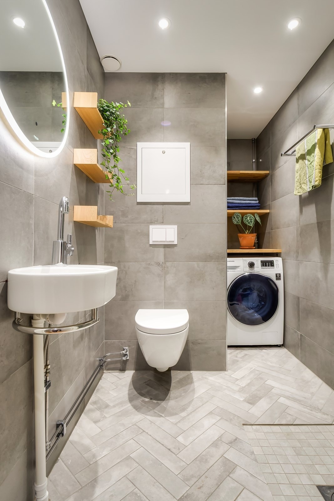 Badet har varmekabler i gulv, opplegg for vaskemaskin, klosett og praktisk dusjhjørne med innfellbare dører. Galleribilde