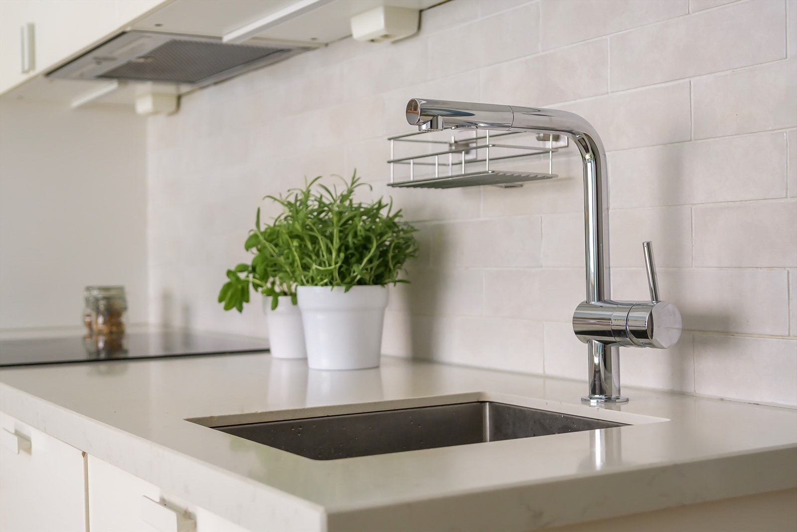 Lekre farge- og materialvalg er gjennomgående. Slitesterk benkeplate i stein. Galleribilde