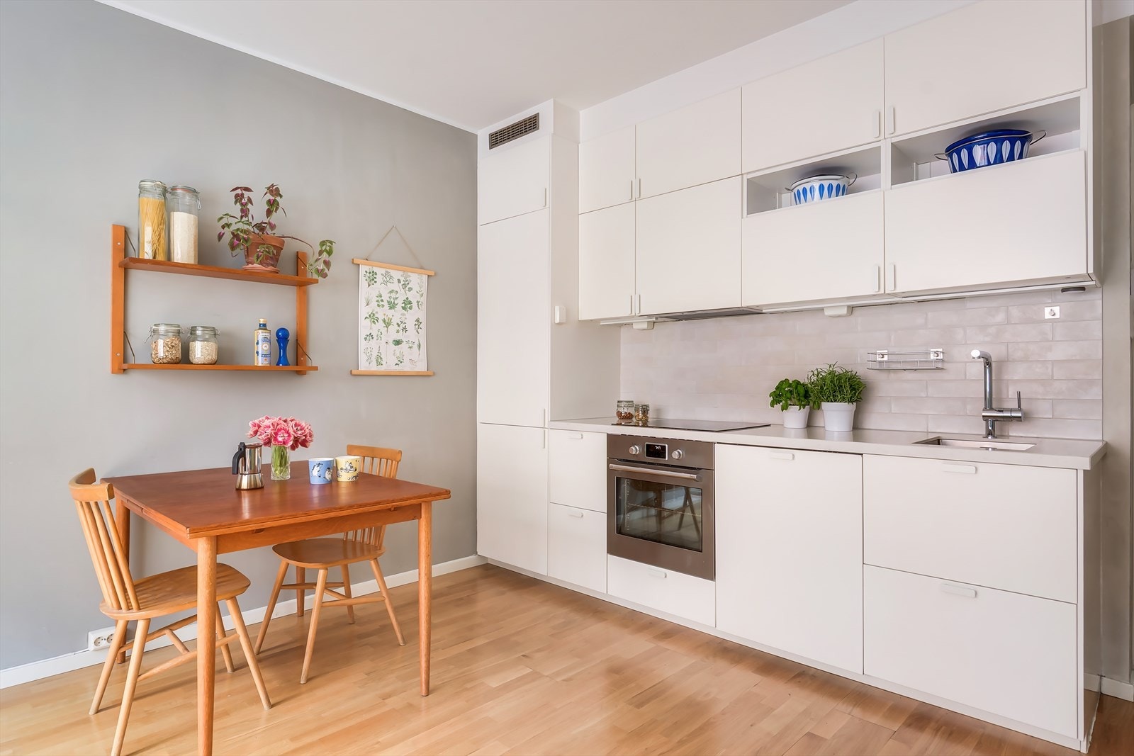 Kjøkkenet har integrerte hvitevarer som fryser, komfyr, induksjonstopp og oppvaskmaskin. Galleribilde