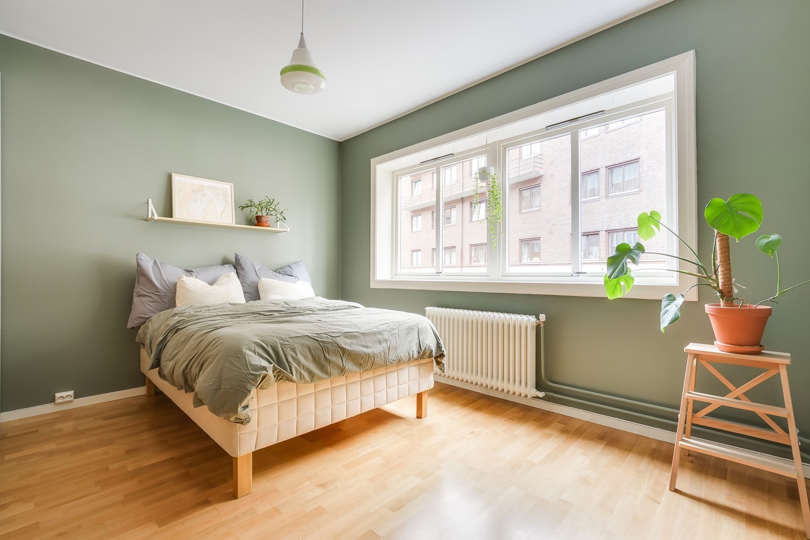 Hovedsoverommet er av meget god størrelse med plass til stor dobbeltseng med tilhørende nattbord. Galleribilde