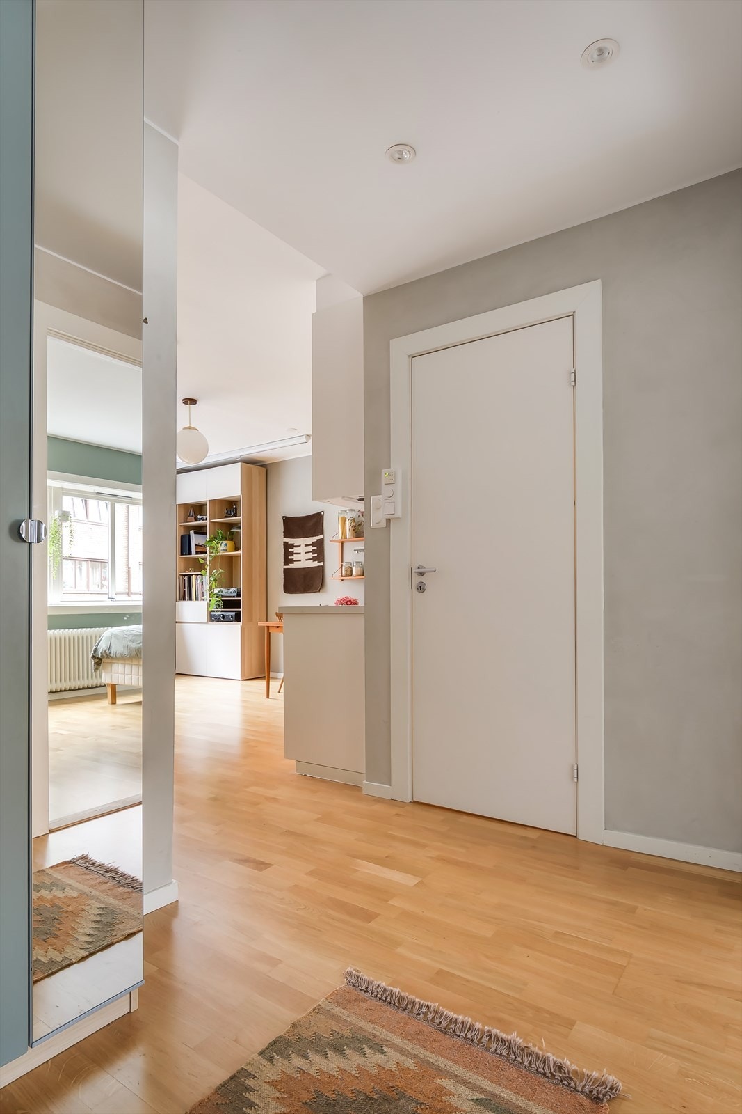 Leiligheten er originalt en 2-roms. Det er gjort endringer på planløsning hvor det er etablert et ekstra soverom ved å flytte kjøkkenet til stue. Enringer er ikke søkt og byggemeldt. Galleribilde