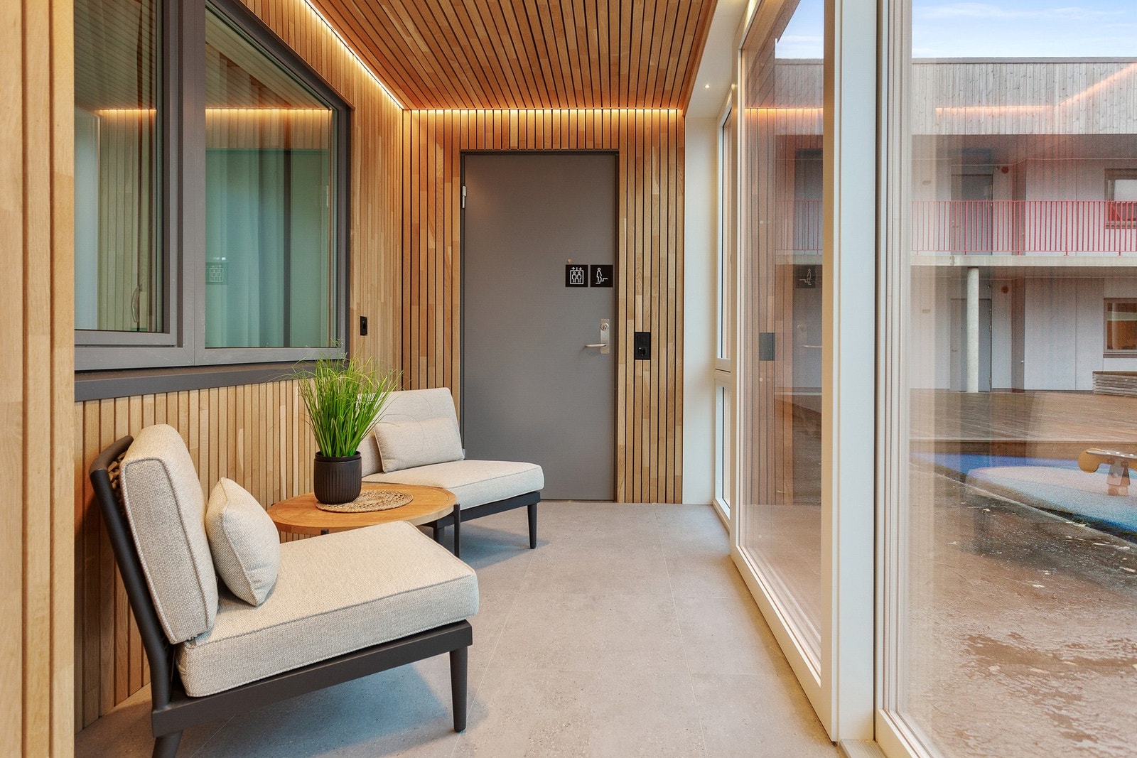 Innglasset veranda med enkel adkomst til Leia terrasse sin pent opparbeidet fellesareal med lekeplass og platting. Galleribilde