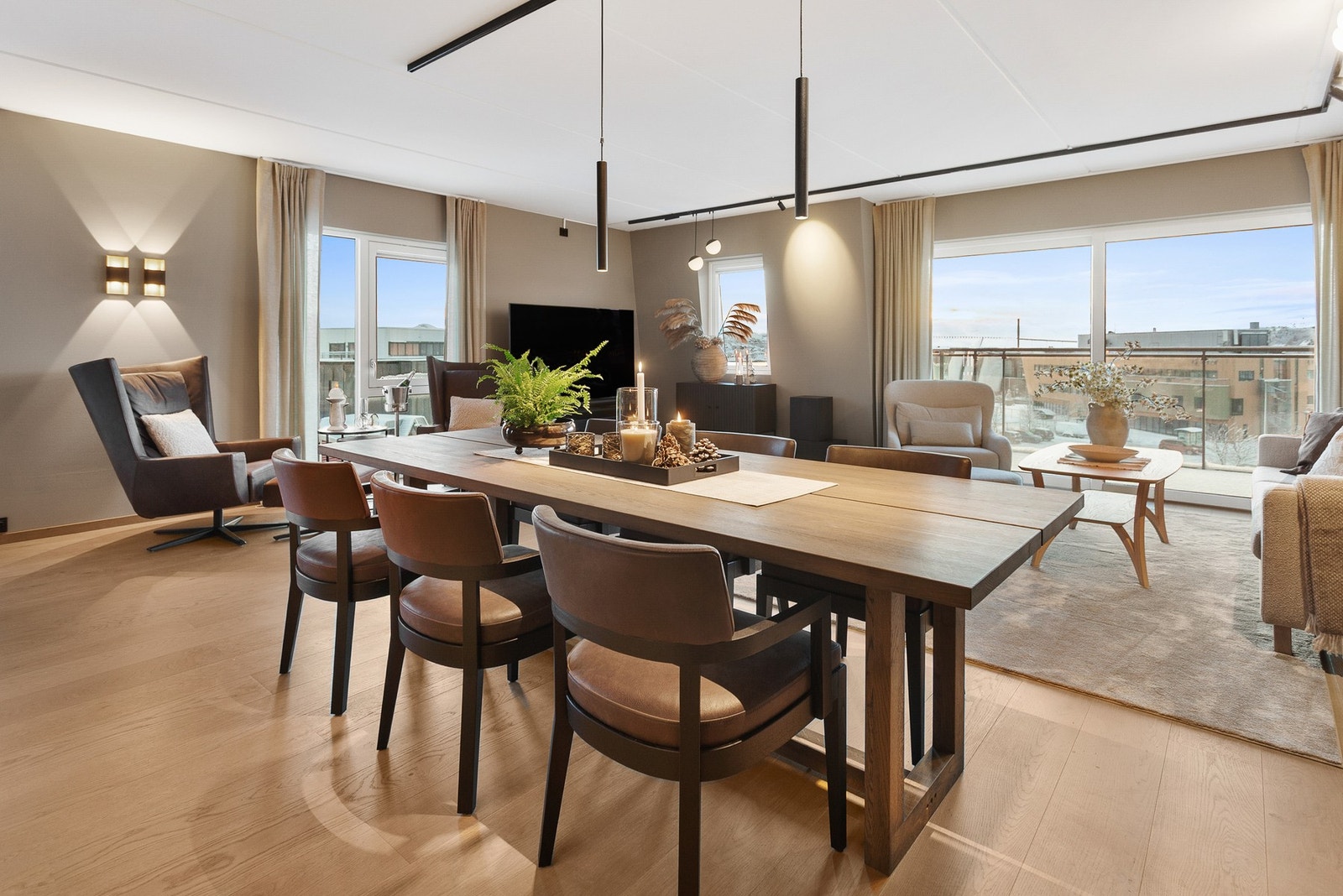 De store vindusflatene slipper inn den flotte utsikten og mye naturlig lysinnslipp. Galleribilde