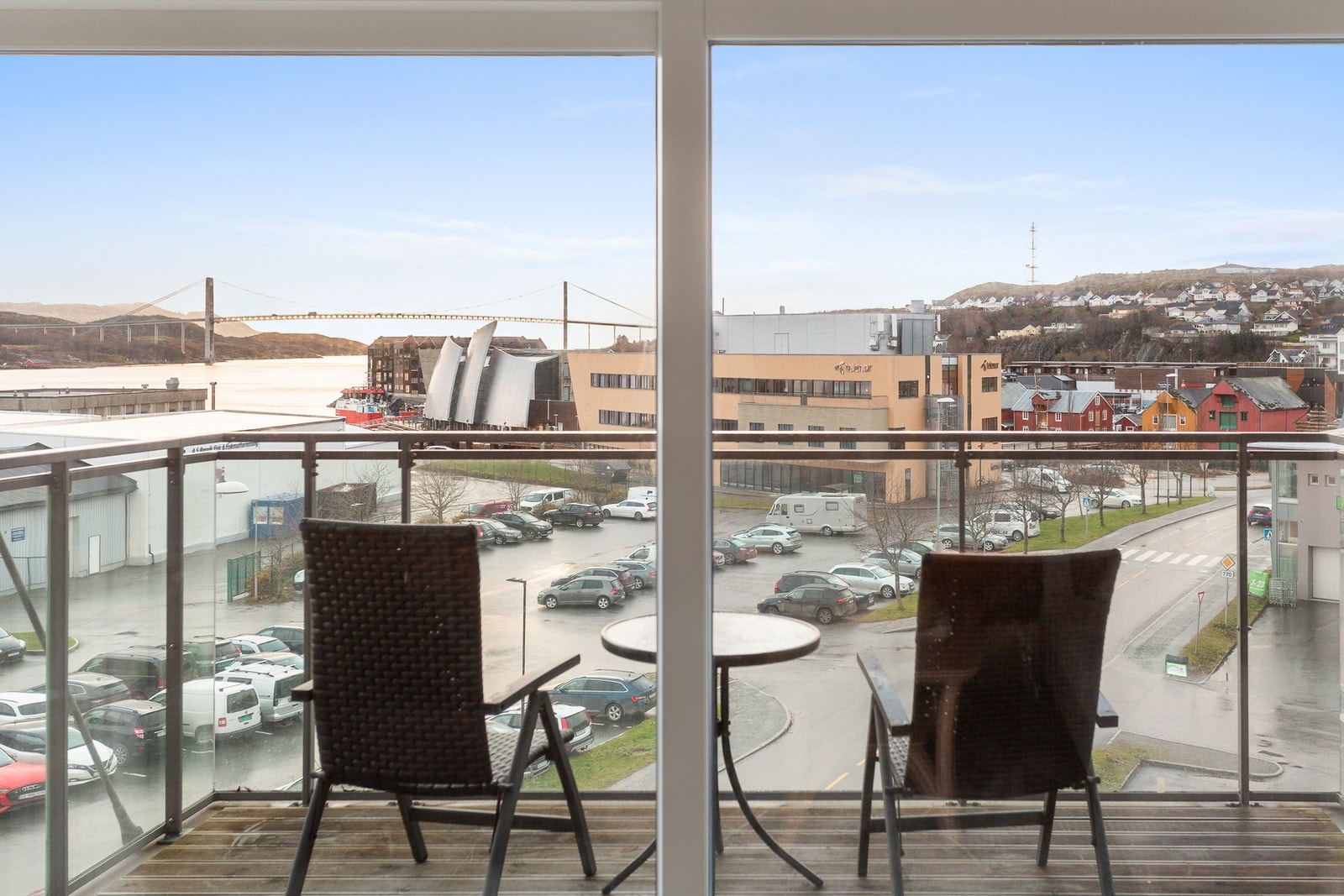 Verandaen har plass til hagemøbler. Her har man fantastisk utsikt. Galleribilde