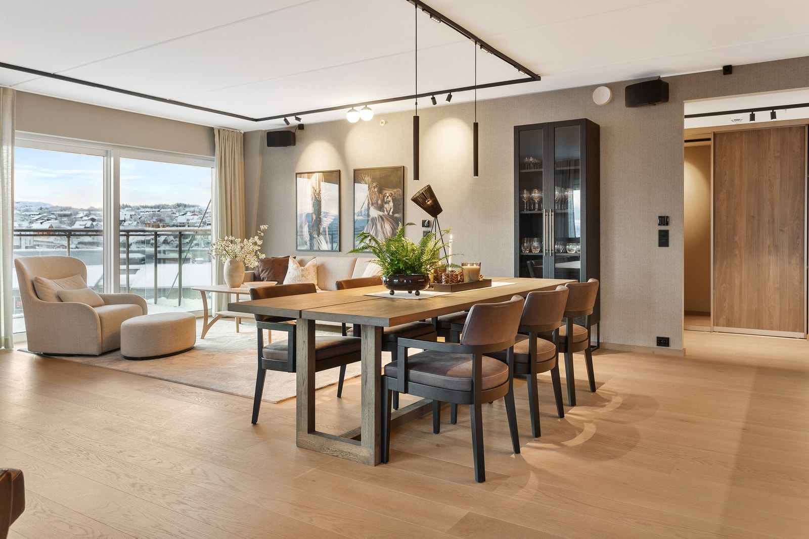 Stuen har god plass til spisegruppe og hvilemøbler. Galleribilde