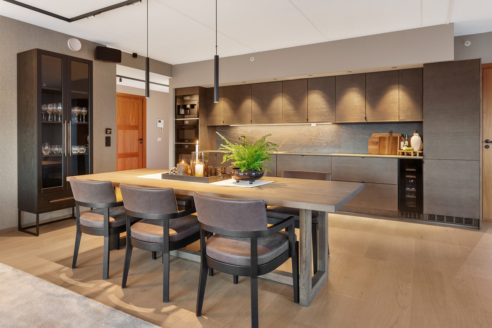 Stuen har en åpen løsning mot kjøkken som skaper en lun og hyggelig atmosfære. Her har man god plass til møblering. Galleribilde