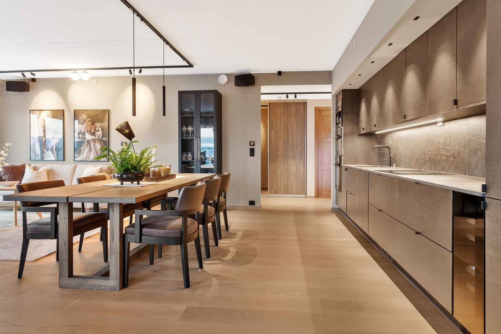 Leiligheten oppleves arealeffektiv med moderne og lune fargevalg. Galleribilde