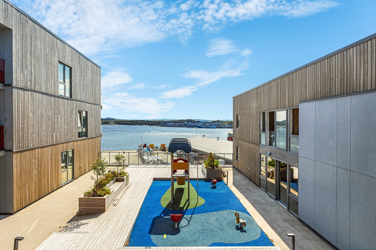 Eierseksjonen har en pent opparbeidet uteplass som har både prydbusker, bed og lekeplass. Galleribilde