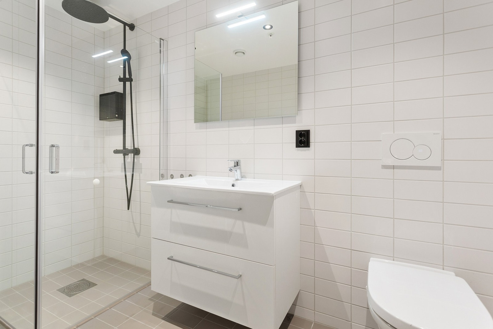 Bad nr. 2 har dusjhjørne og vegghengt toalett. Galleribilde