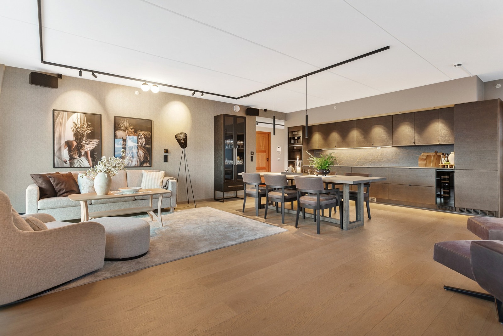 Hyggelig stue med laminatgulv. Galleribilde