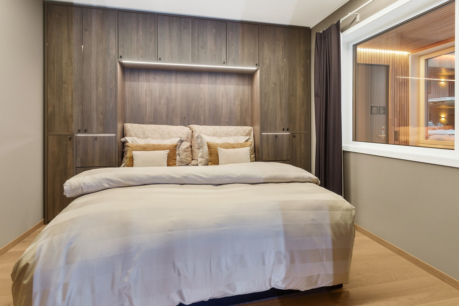 Hovedsoverom med god plass til dobbeltseng. Det er etablert en innebygd hylleløsning med god plass til lagring rundt seng. Galleribilde