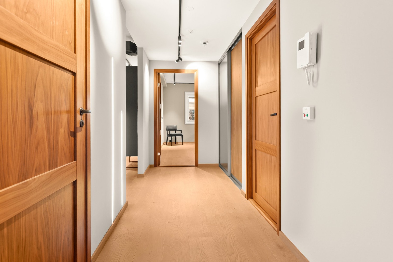 Gang med laminatgulv. Galleribilde