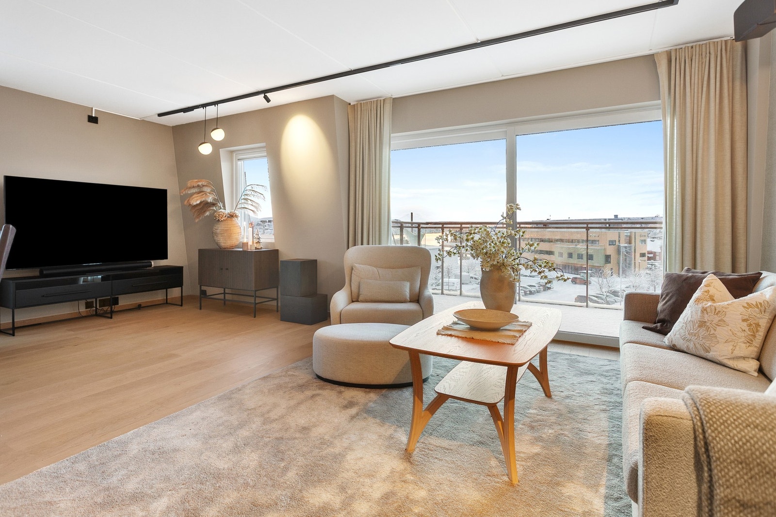 Boligen har en romslig veranda med glassrekkverk. Galleribilde