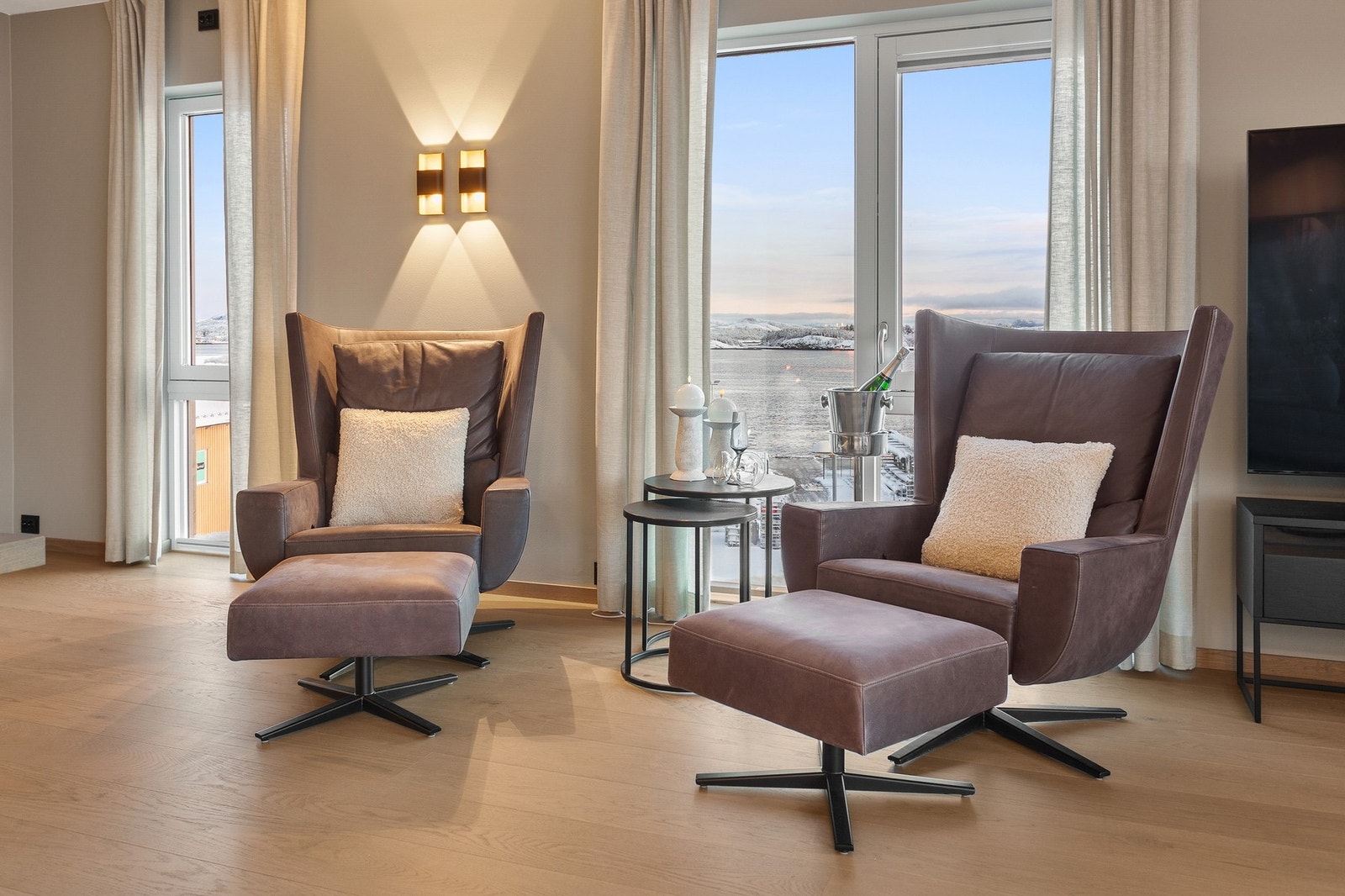 Fra stuen og godstolen kan man nyte utsikten. Galleribilde