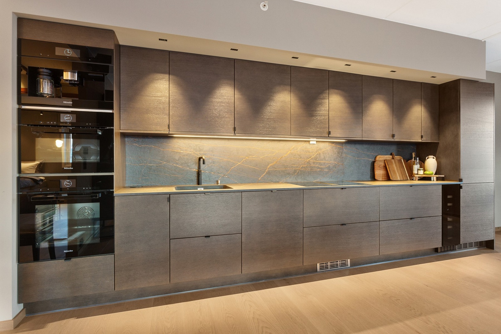 Leiligheten er fra 2020 og har en moderne og god standard. Kjøkkenet har kvalitetshvitevarer fra Miele. Galleribilde