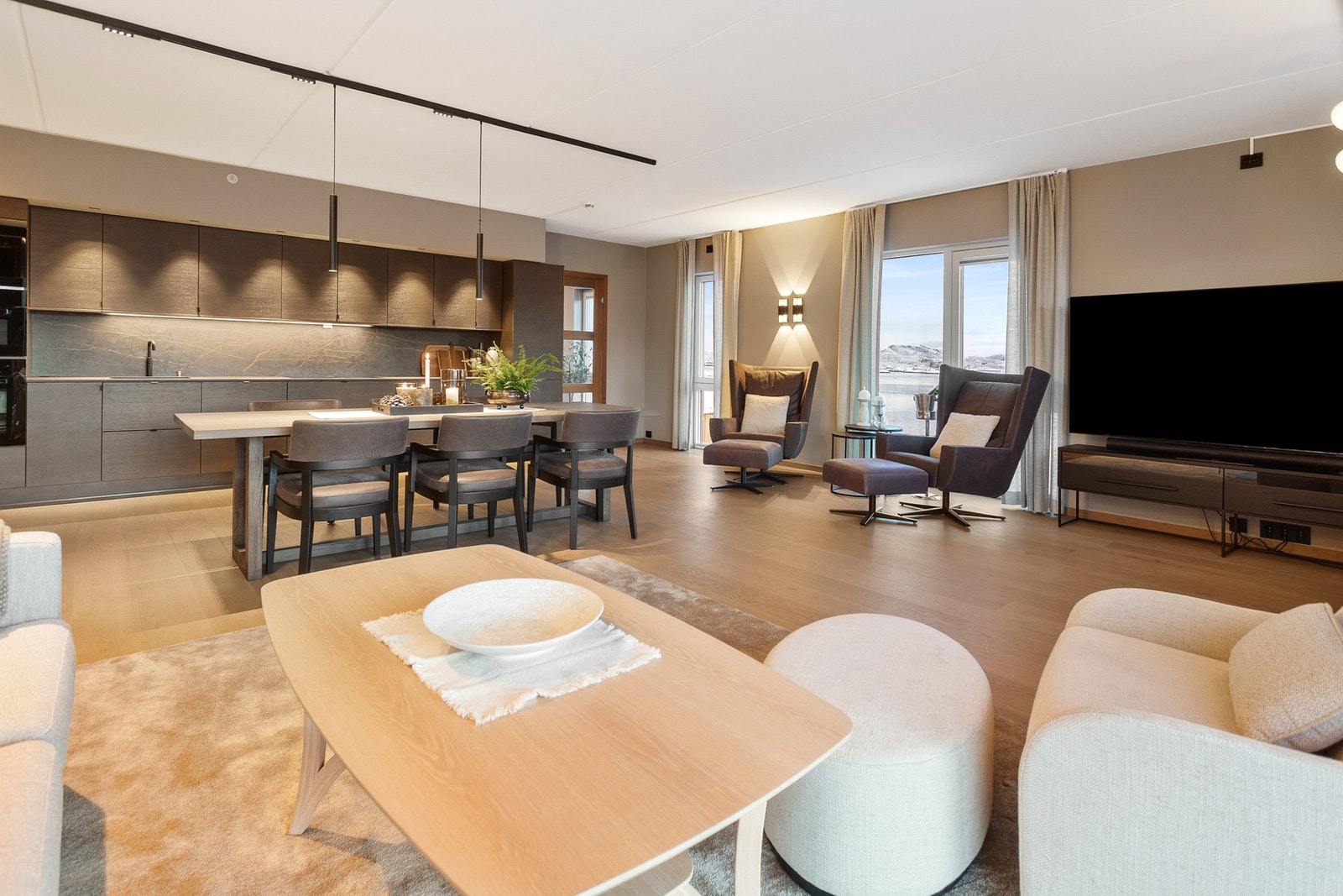 Leiligheten ligger i hjertet av sentrum med gangavstand til dagligvare og andre servicefasiliteter. Enkel adkomst mellom etasjene via heis. Galleribilde