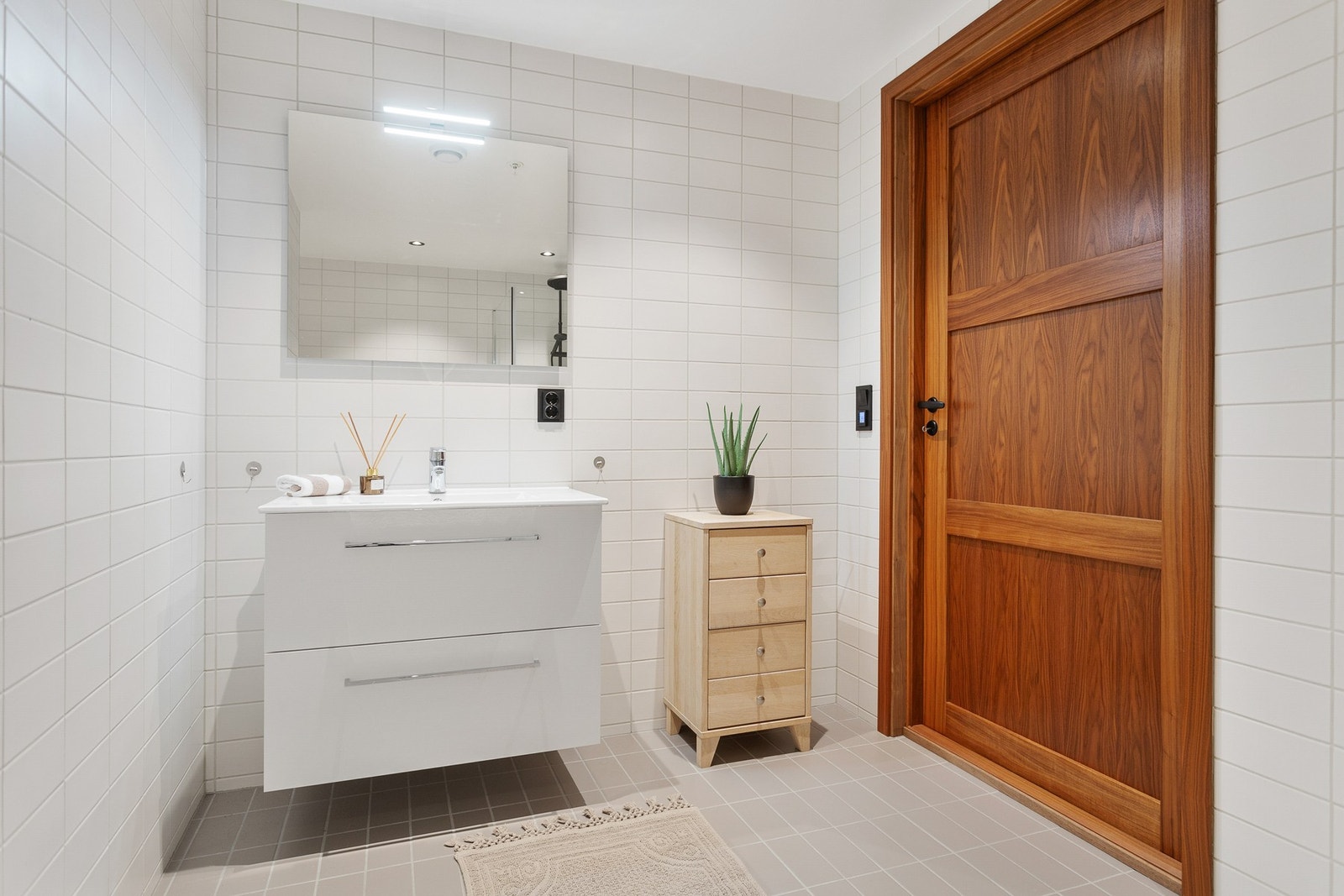 Badet er lyst og innnbydende og har god plass til oppbevarings møbel. Galleribilde