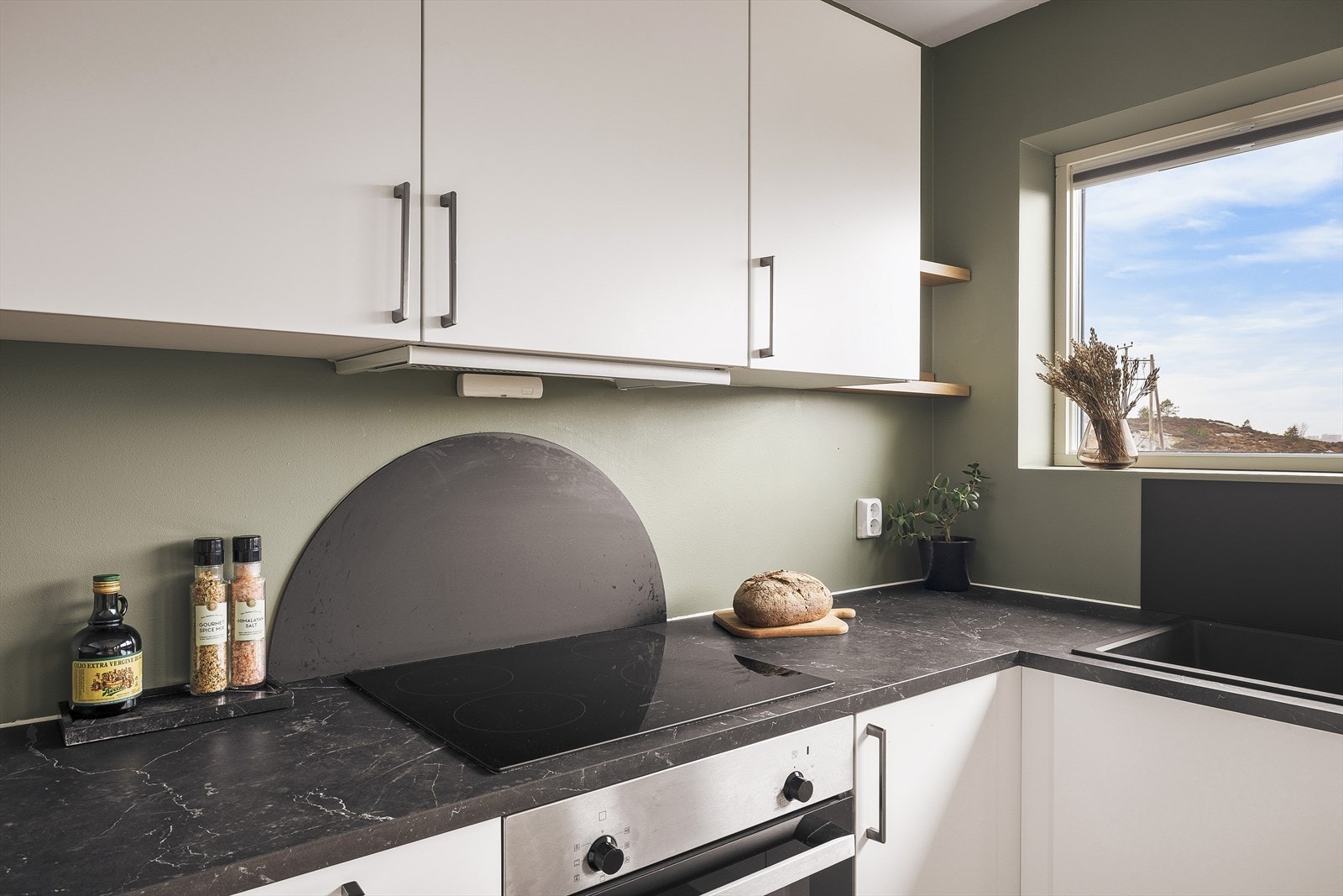 Integrerte hvitevarer er stekeovn, platetopp og oppvaskmaskin Galleribilde