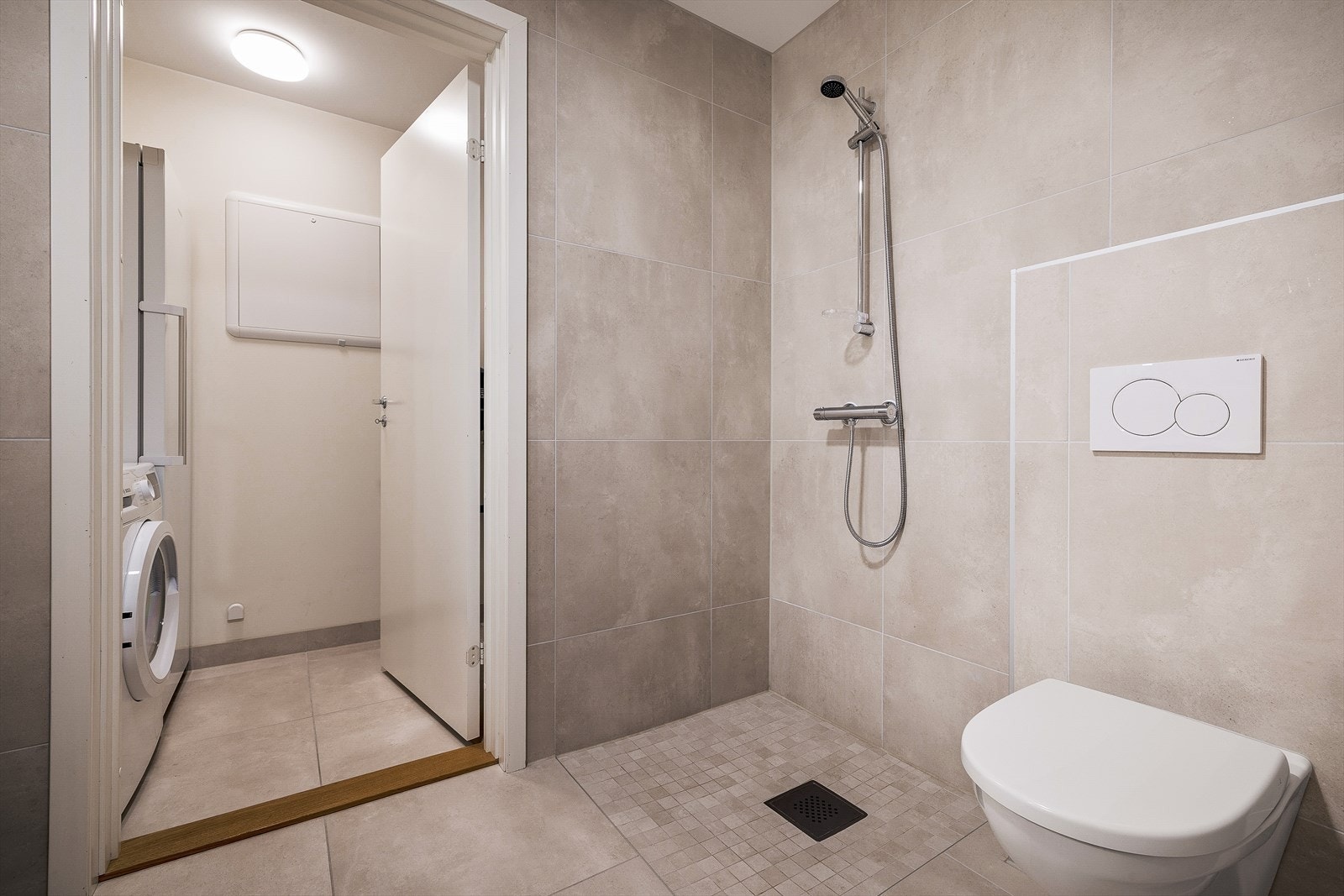 Tilkomst fra badet til praktisk vaskerom Galleribilde