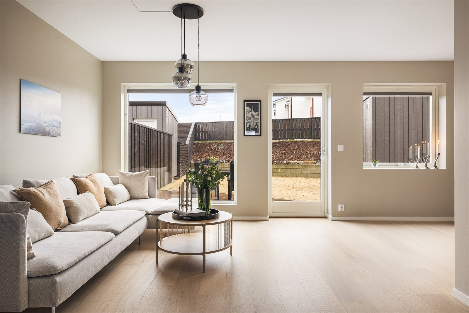 Stuen har parkett på gulv, malt platekledning på vegger og i himling Galleribilde