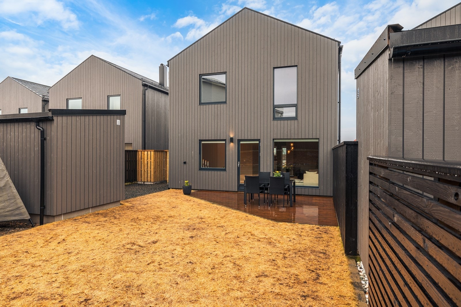 Boligen har nord-vestvendt terrasse på 17,5 m². Godt skjermet for innsyn, vær og vind. Galleribilde