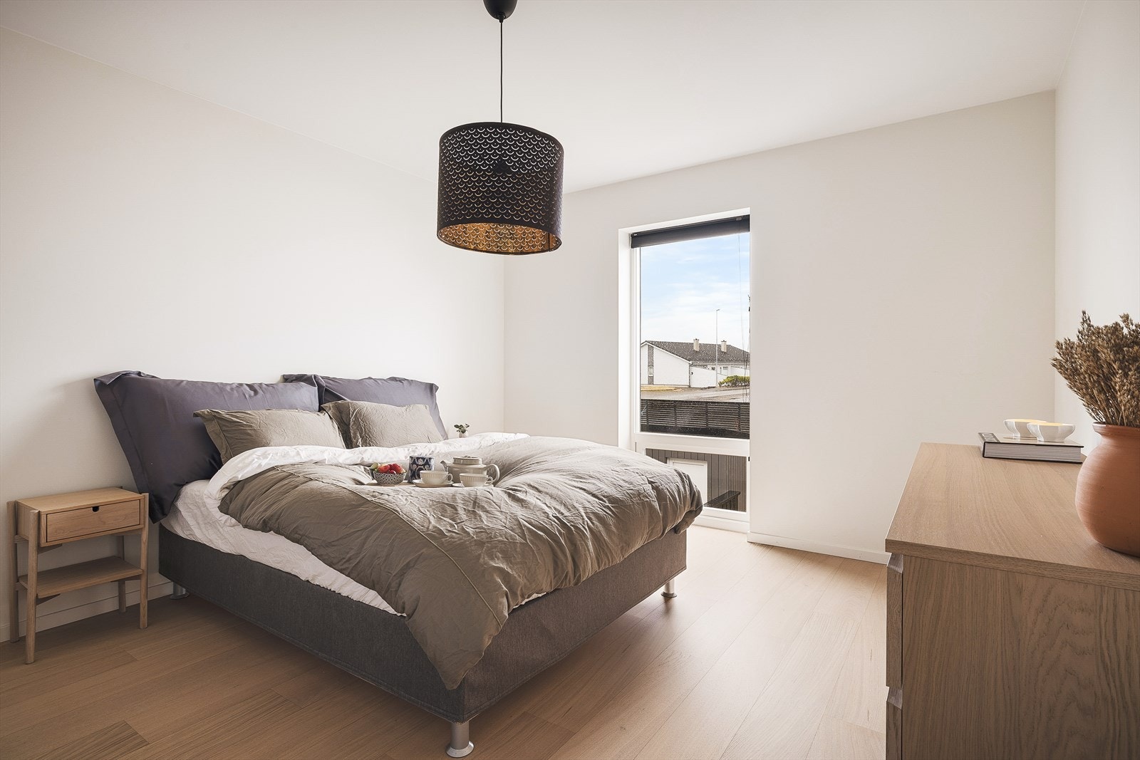 Alle boligens soverom er av god størrelse med god plass til ønsket seng og garderobeløsning Galleribilde